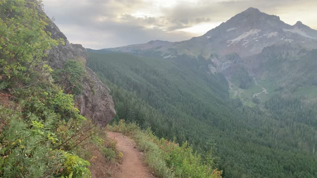 Oregon – Glorious Mountain Views While Hiking Timberline Trail – 4K