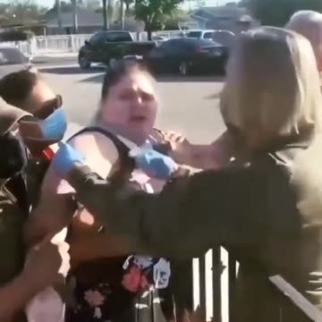 “令人憤怒”！永遠不要忘記，這剝奪人類生存、健康、自由權利的時刻！洛杉磯警方的道德淪喪，他們不接受“你的抗拒”，在群體安置之家“強制”為智障人士接種新冠疫苗實驗毒針！