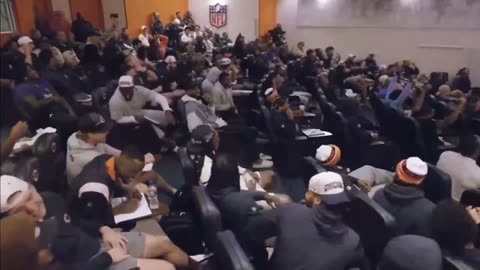 Bears lineman Theo Benedet nails rookie talent show performance