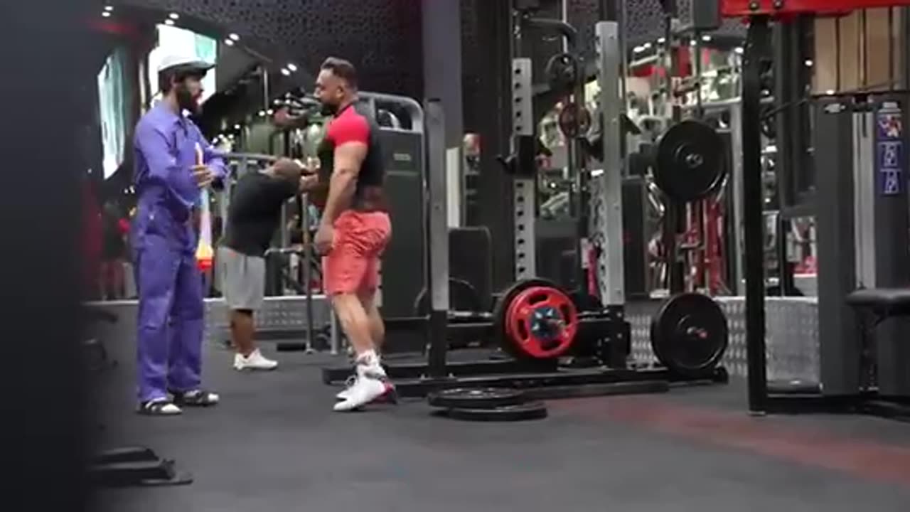 CRAZY CLEANER surprises GIRLS in a GYM 💪