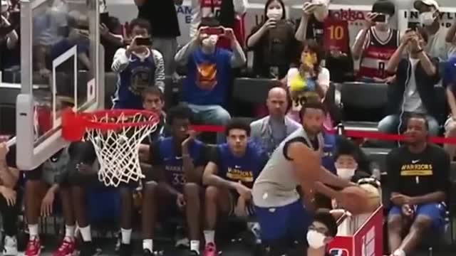 Steph Curry did a no-look shot during the 3-Point contest in Japan 🔥