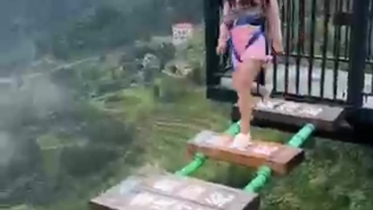 Incredible footage😇😇😇😇 of a Daredevil bungee jumper jumping from a bridge