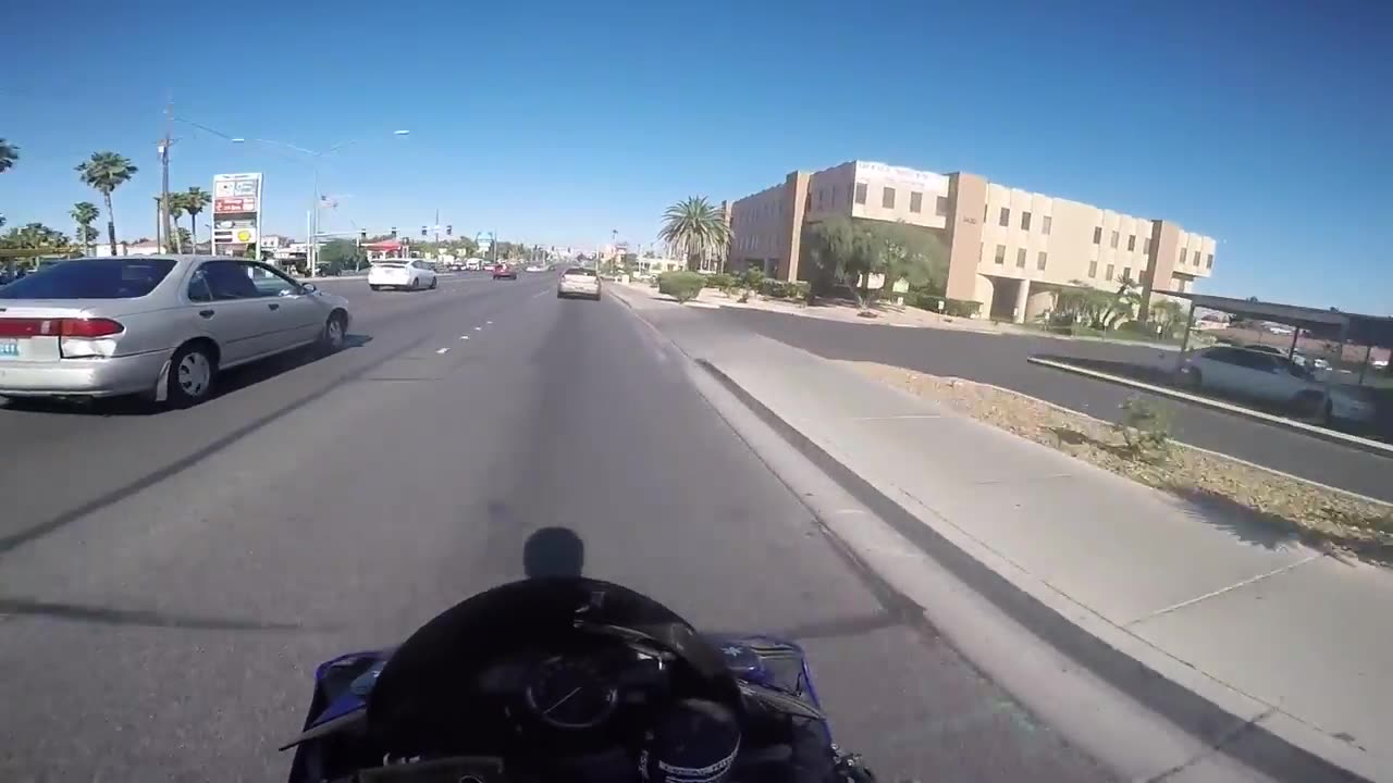 Yamaha R1 Evades Police Pursuit