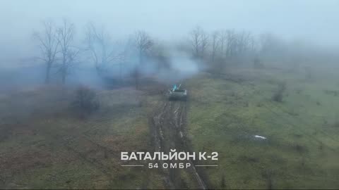Ukrainian tank carries the positions of the invaders