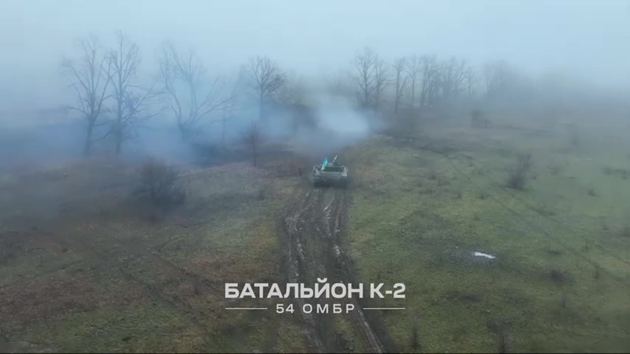 Ukrainian tank carries the positions of the invaders