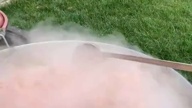 yo bien feliz con el humo de mi fogon