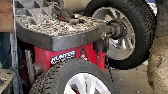 SO SATISFYING WATCHING HIM BALANCING THE TIRES!!!