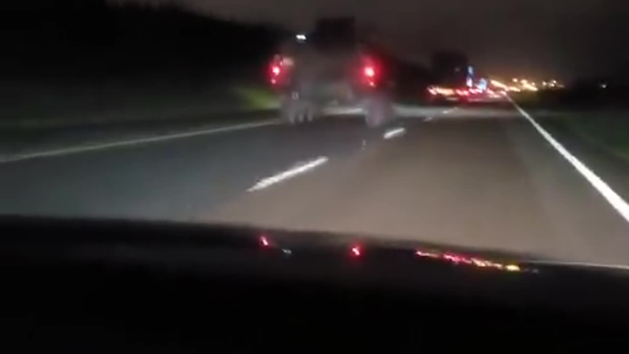 Nagranie pokazuje wiele pojazdów opancerzonych zmierza dziś wieczorem w kierunku D