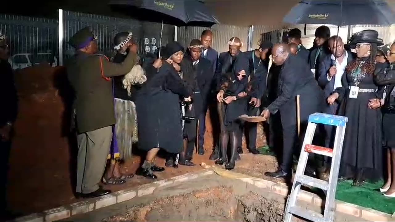 Sad family members bid Prince Mangosuthu Buthelezi farewell at the family's cemetery