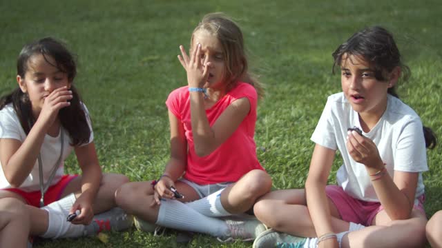 girls eating