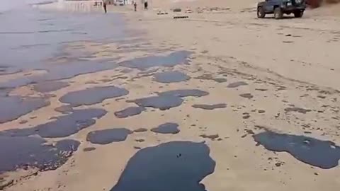 All that oil spilling from three Russian tankers: polluting the entire Black Sea