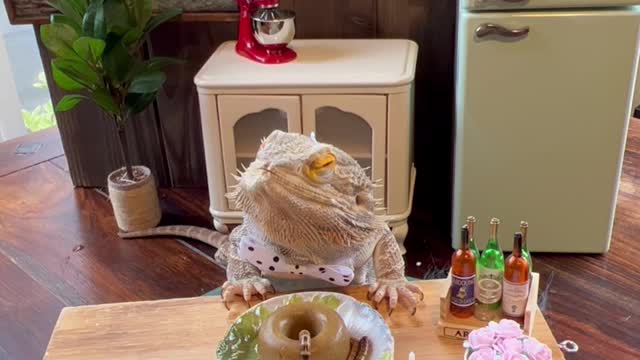 Chef Lenny Enjoys a Worm Bundt Cake