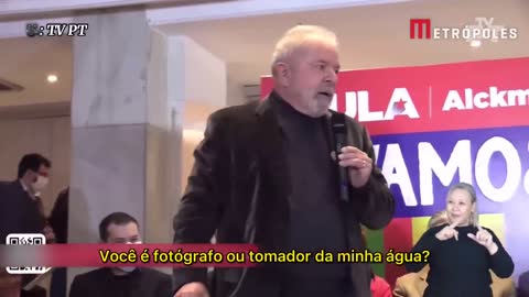 Fotógrafo tenta tirar garrafa de água das mãos de Lula e ex-presidente o repreende