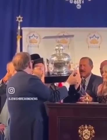 랍비들, 트럼프에게 이스라엘을 해방시켜 준 메시아= '유대인의 왕'이라면서 왕관 만들어 바침.