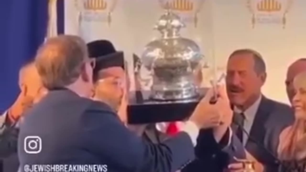 랍비들, 트럼프에게 이스라엘을 해방시켜 준 메시아= '유대인의 왕'이라면서 왕관 만들어 바침.