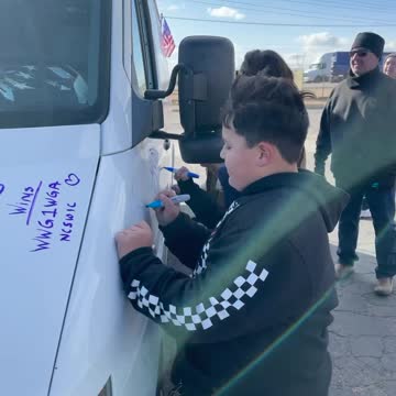Kids leave messages of support on truck at their latest stop off point en route to Washington
