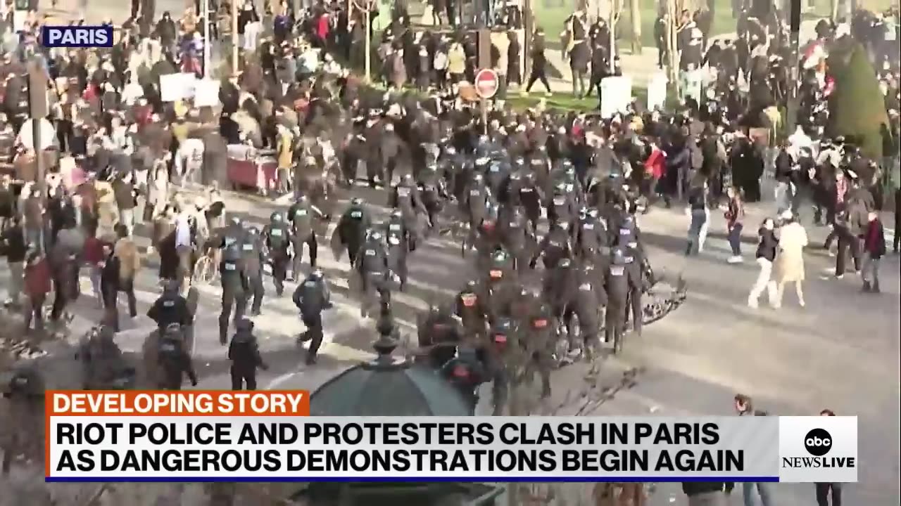 Riot police and protesters clash in Paris[720p-HD]