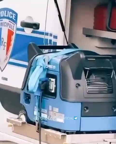 Electricos de Policia francesa funcionan con generador disel. Mentira cambio climatico
