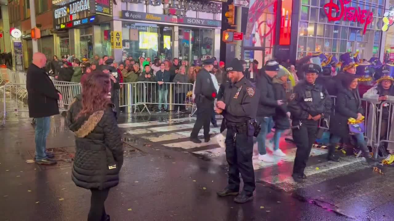 NYPD officer proposes in Times Square on New Year's Eve