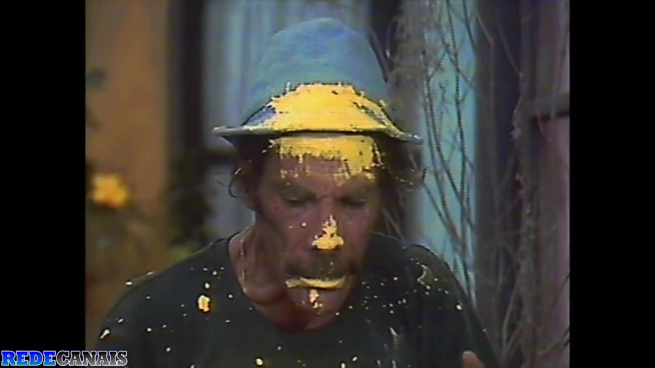 Chaves - 1ª Temporada - Episódio 02 - Pintores Amadores / O Lixo / O Homem Das Mil Caras