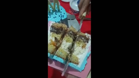 How to cut round cake?