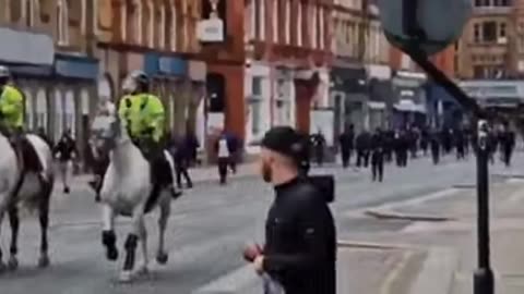 UK police leads muslim crowd to attack white citizens