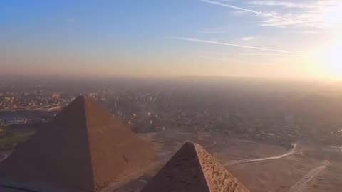 Gliding over Egypt's iconic pyramids, such a breathtaking moment!🇪🇬