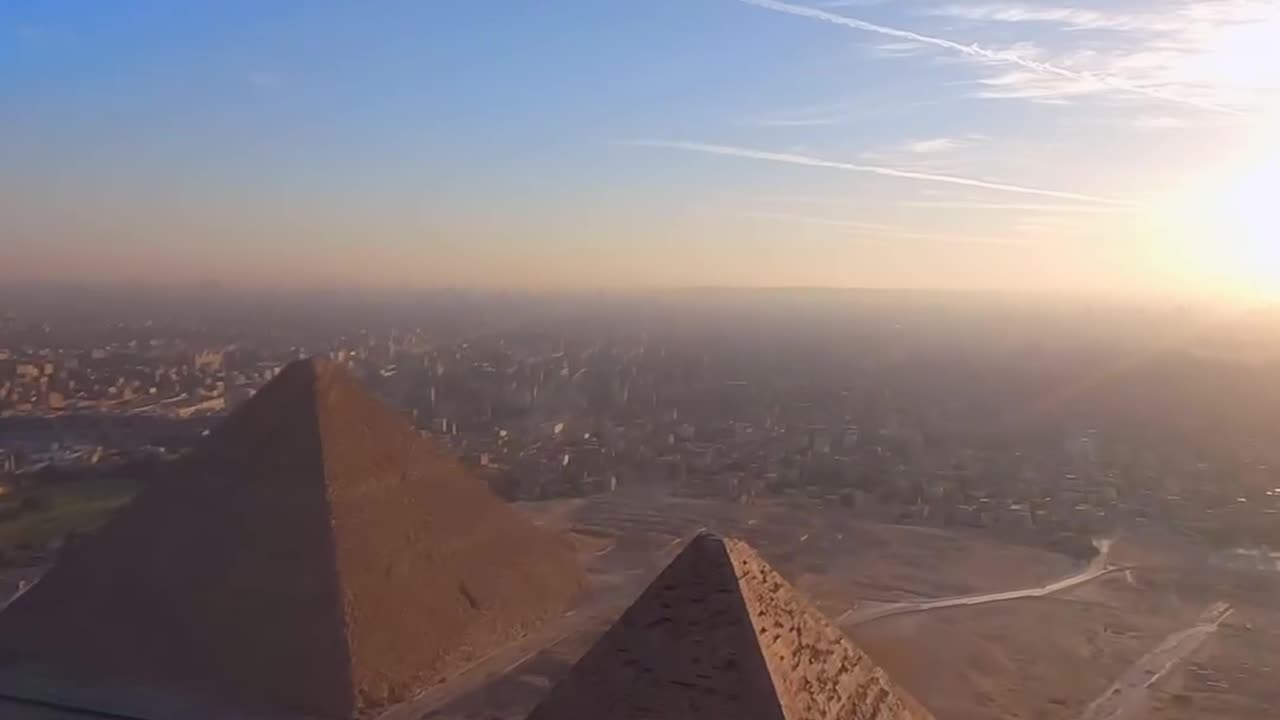 Gliding over Egypt's iconic pyramids, such a breathtaking moment!🇪🇬