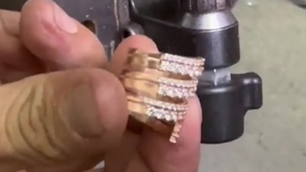 Hand Diamond Setting on Rose Gold Pinky Ring _shorts(720P_HD)