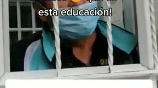 A niña no la dejan entrar al colegio por no usar tenis blancos