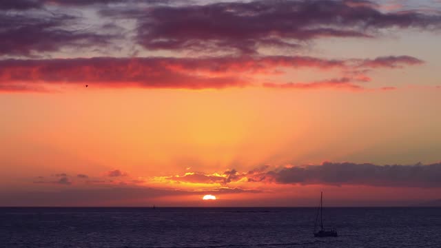 The seaside is also beautiful under the setting sun