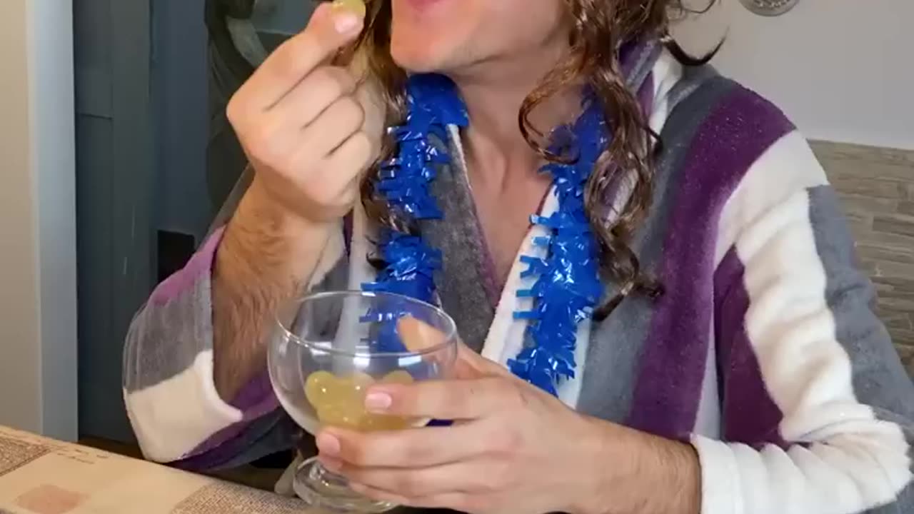 Cuando CELEBRAS el AÑO NUEVO ...🥳 🍇#shorts #viral