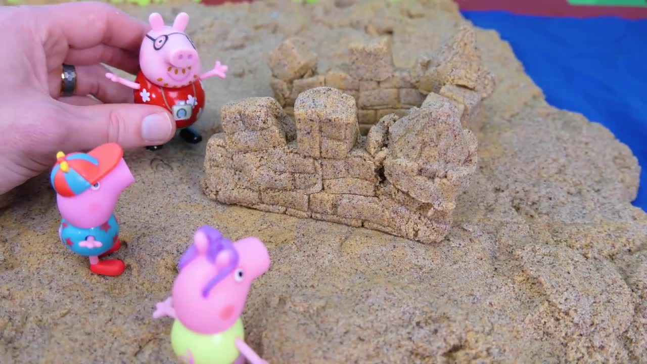 Peppa Pig at the Beach finds Dinosaur Fossils Toy Learning Video for Kids!