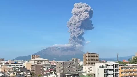 Sakurajima volcano erupts and reaches a height of 4.4km.