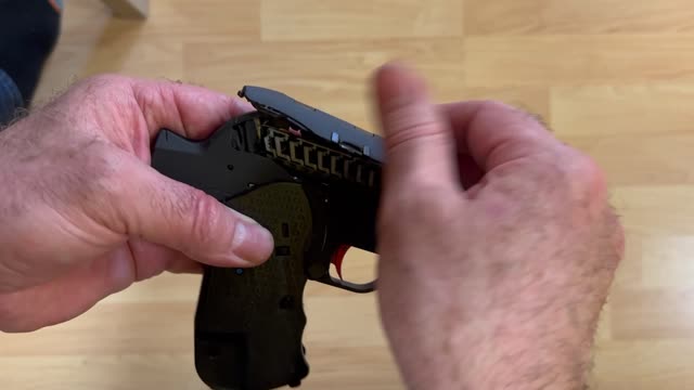 2 - open and close the magazine cover Ounce gun