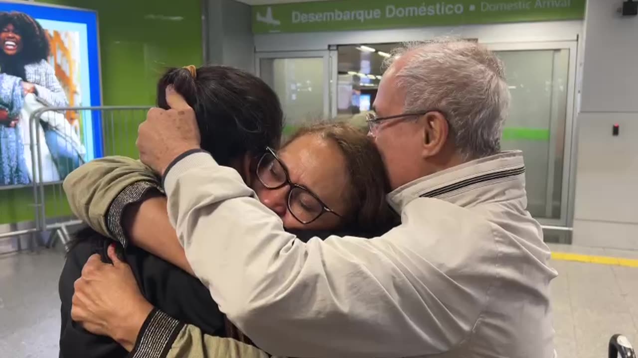 Familiares recebem brasileiros repatriados com emoção