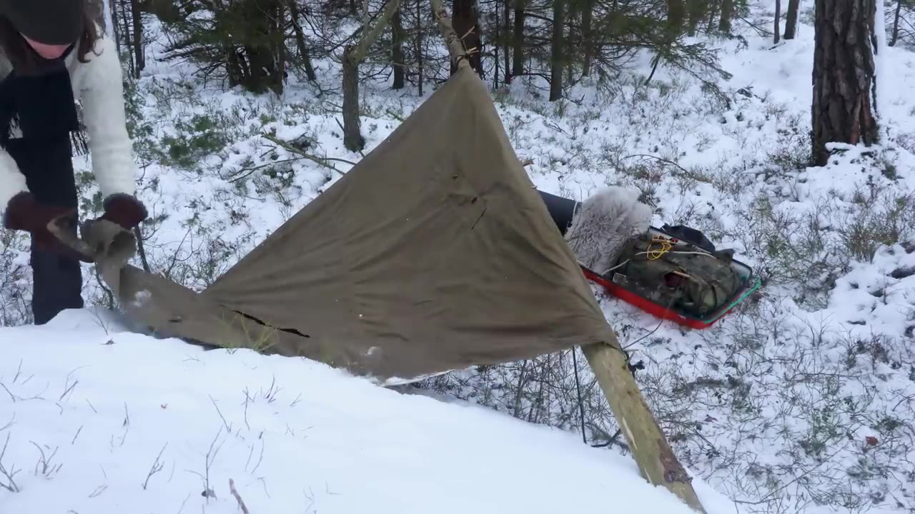 Camping by the Beautiful Frozen Sea! MINIMAL GEAR [-10°C]