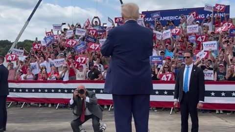 President Donald J Trump takes the stage in North Carolina 🇺🇸