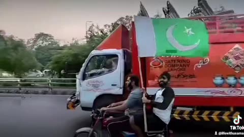 Road pr azadi manaty truck a gya pichy sy