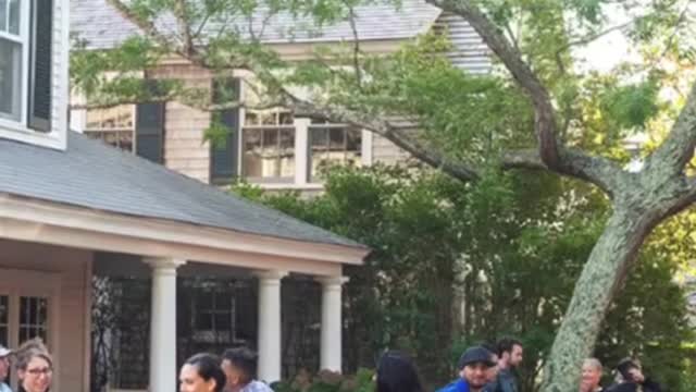 Martha's Vineyard in "humanitarian crisis' after DeSantis ships migrants