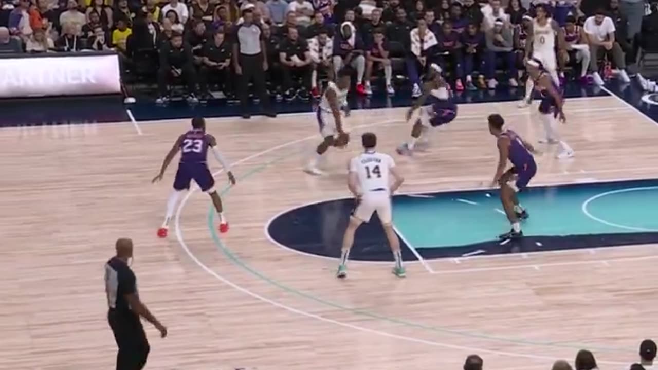 Rui Hachimura loses the defense and sticks the middy!