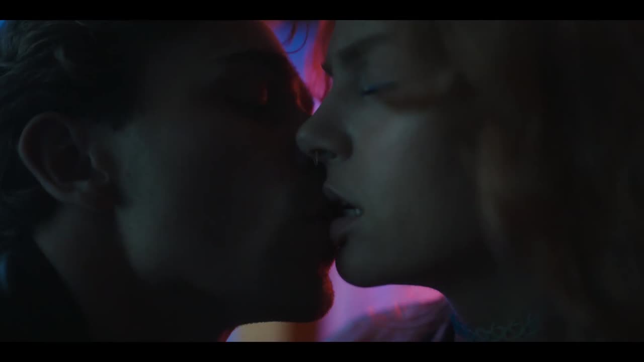 A Girl and an Astronaut / Kissing Sex Scene — Marta and Niko (Vanessa Aleksander and Jedrzej Hycnar)