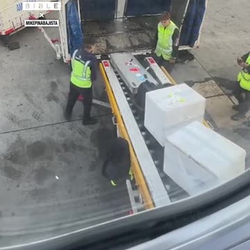 Imagine being on your flight and seeing your bag being left 😅