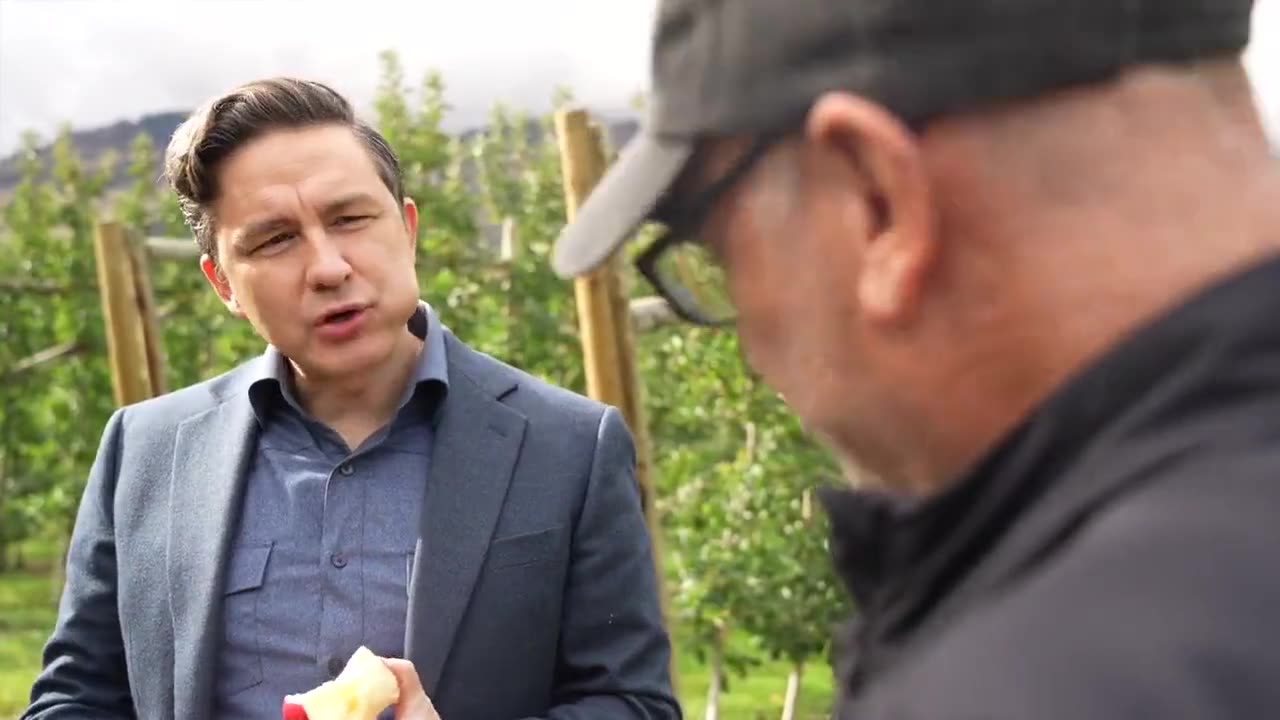 Pierre Poilievre exposes what a fraud the media is all while munching on an apple