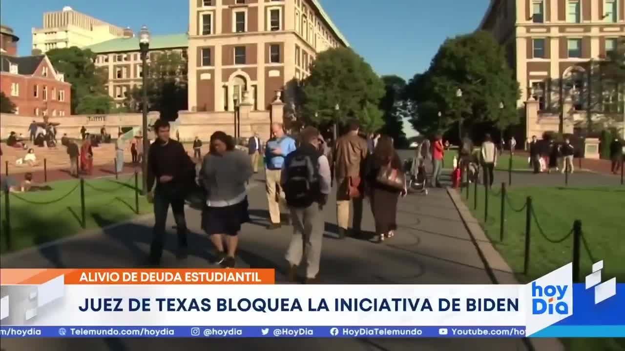 Un juez de Texas bloquea el alivio para la deuda estudiantil impulsado por Biden