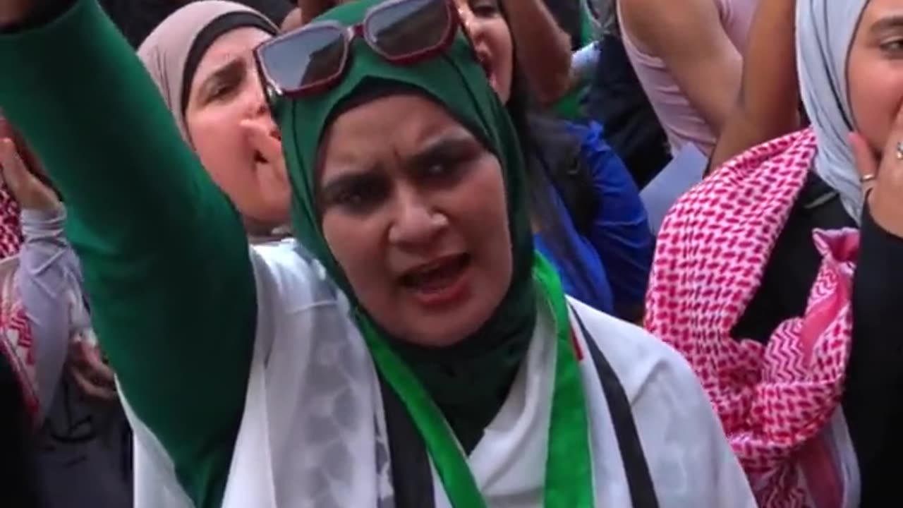 Milan, Muslims celebrate Islamic terrorists Hamas: "Israel terrorist!