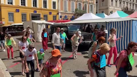 LMBL et PEC et Reinfo covid dansent ensemble au marché de Vienne le 12 juin 2021