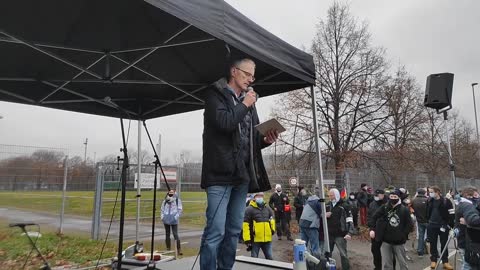 Stefan Schmidt bei der Abschluss Kundgebung in Stuttgart