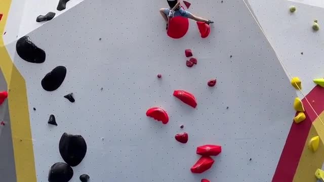 The champion of junior high school girls' rock climbing competition, 15 meters high, with the rock w