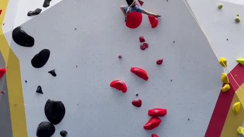 The champion of junior high school girls' rock climbing competition, 15 meters high, with the rock w